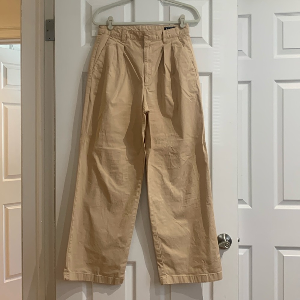 GAP pleated wide leg khaki with butt pockets 👖sze 6.